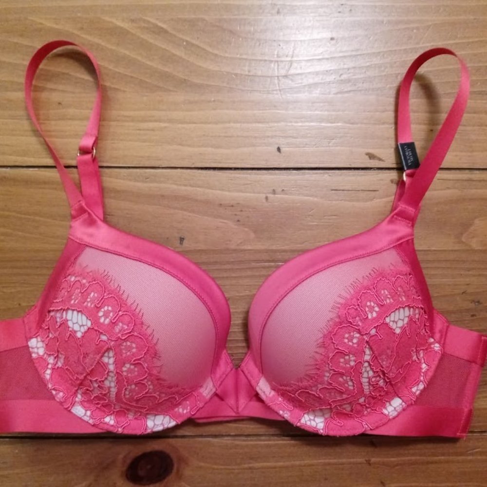 *Never worn* Victoria's Secret Lace Push-up Bra